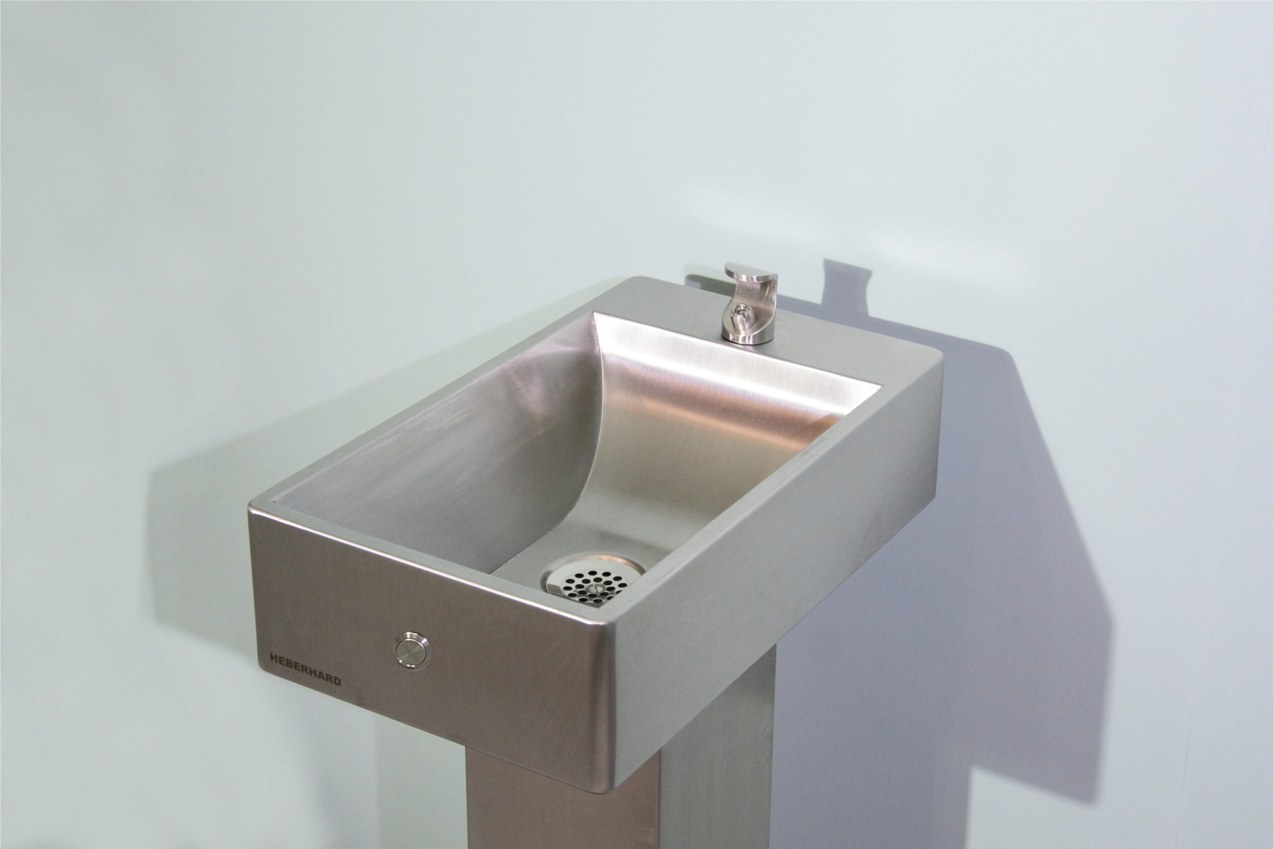160025 Edelstahl Trinkbrunnen Hammer mit Bubblerauslauf 160120 und bauseitiger Elektronikauslösung