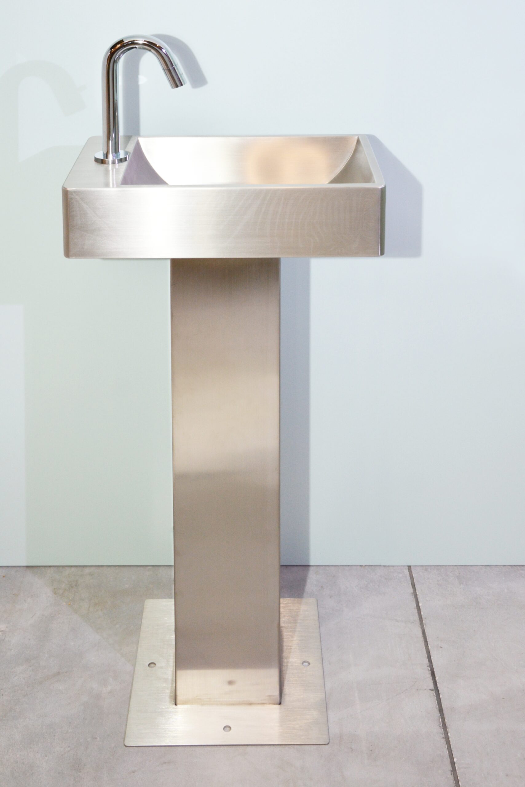 160025 Edelstahl Trinkbrunnen Hammer mit bauseitiger Armatur Ansicht seitlich