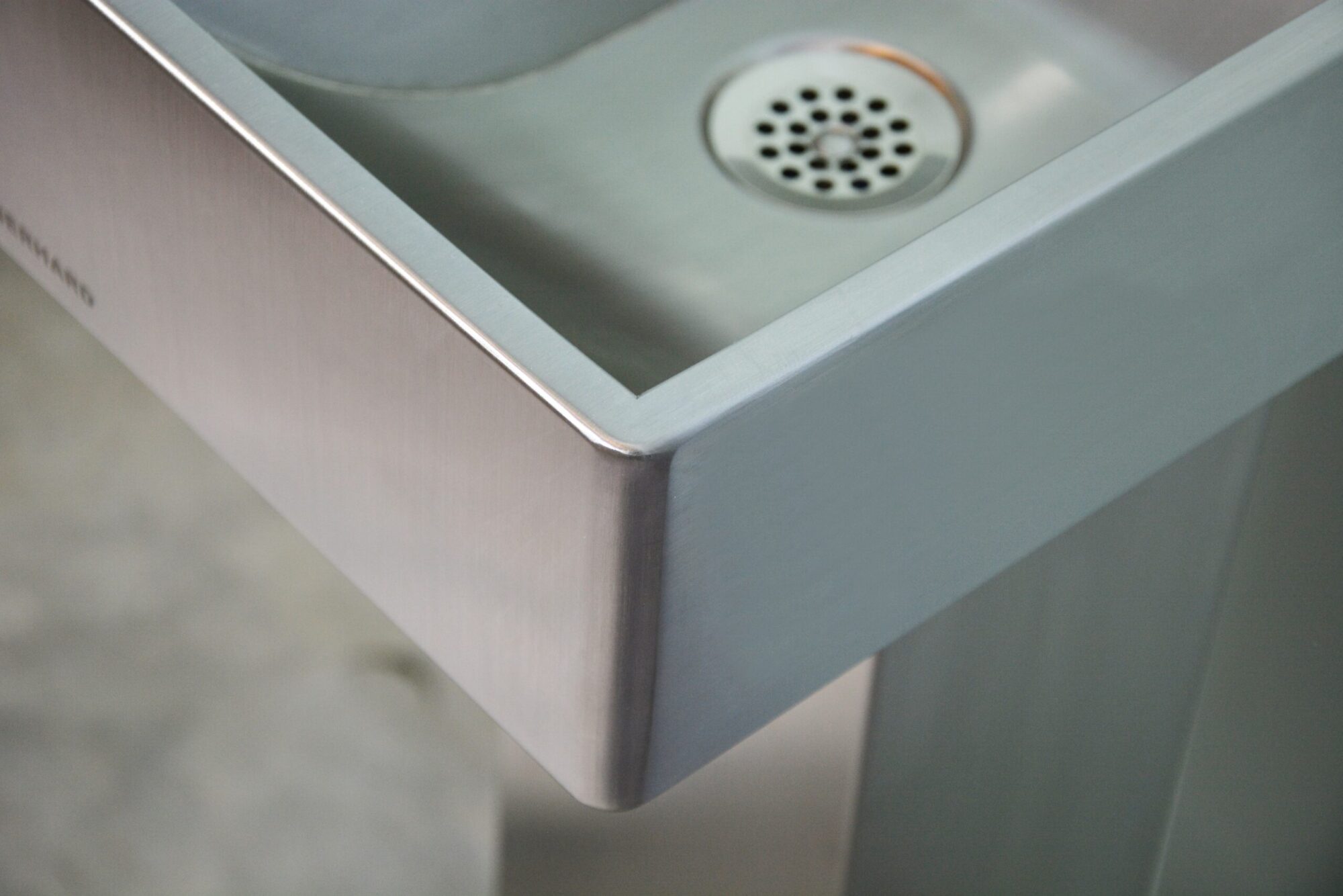 160025 Edelstahl Trinkbrunnen Hammer runde Vorderkante