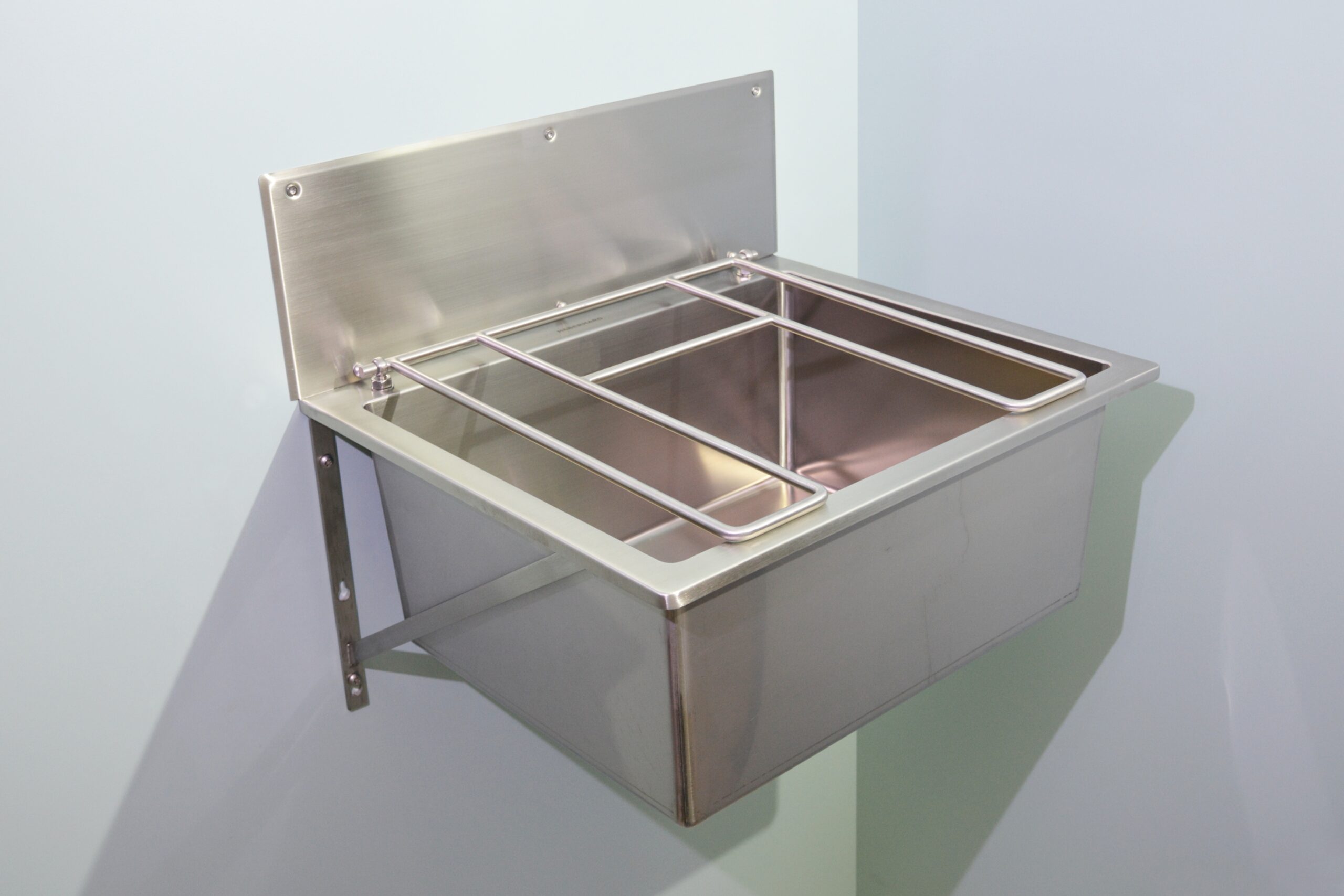 304100HKR Ausgussbecken Solid 560 mit 114 Sieb, nicht verschließbar und Ganz-Metall-Klapprost, Rückwand