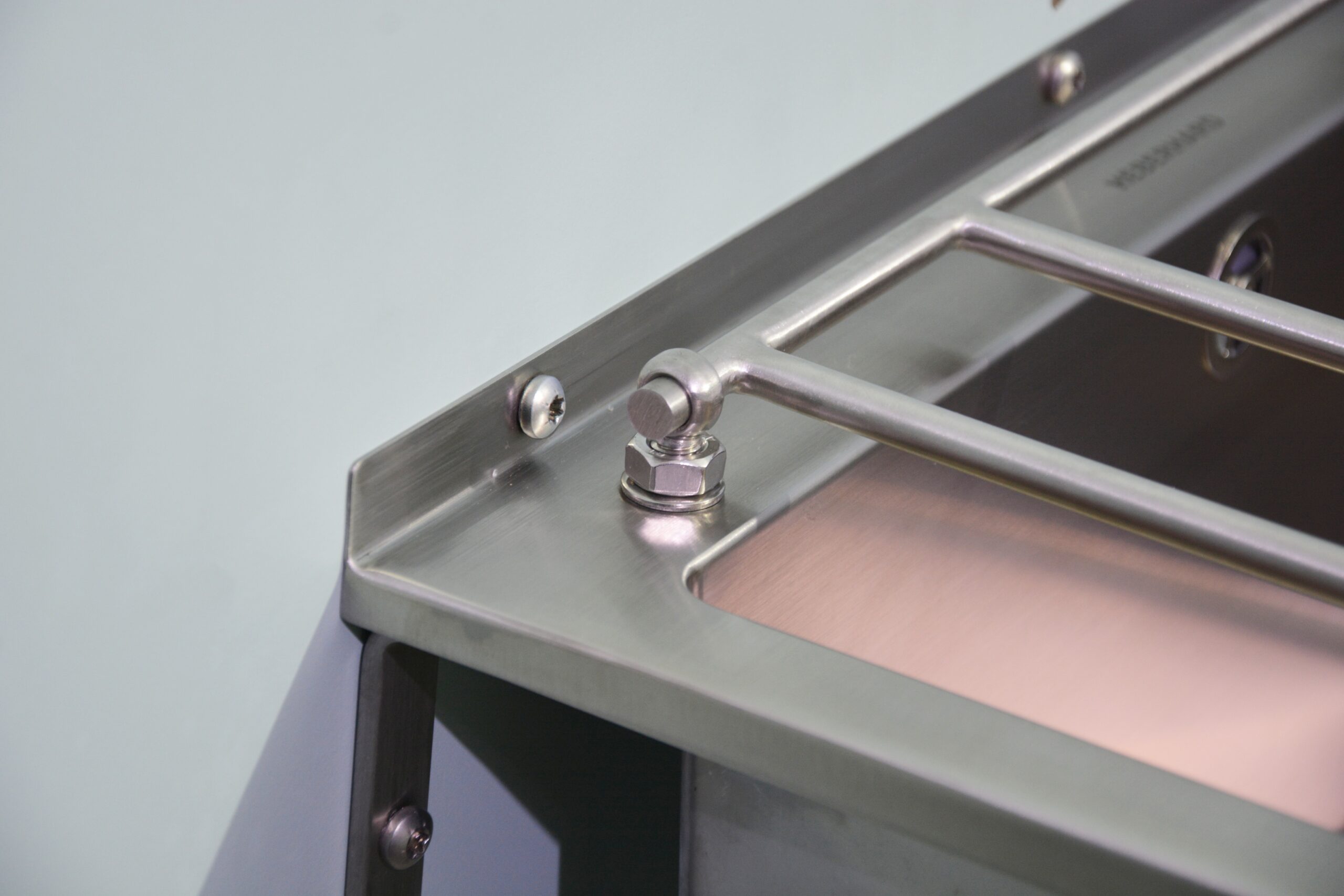 Solid 560 mit Klapprost - Darstellung des Scharnierbereiches